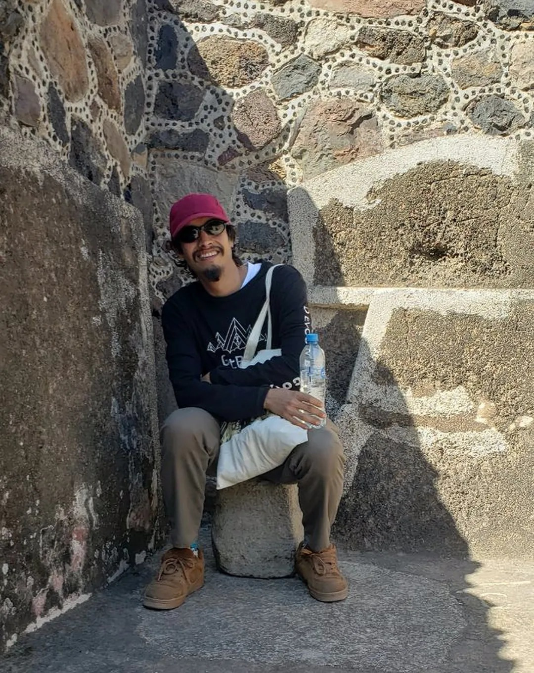Noi Silva mezclando entre estructuras geométricas iluminadas